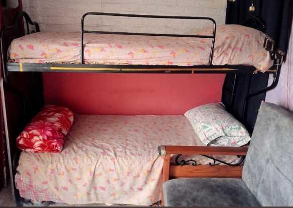 سرير دورين معدني مودرن (Bunk Bed) بحالة الممتازة.
