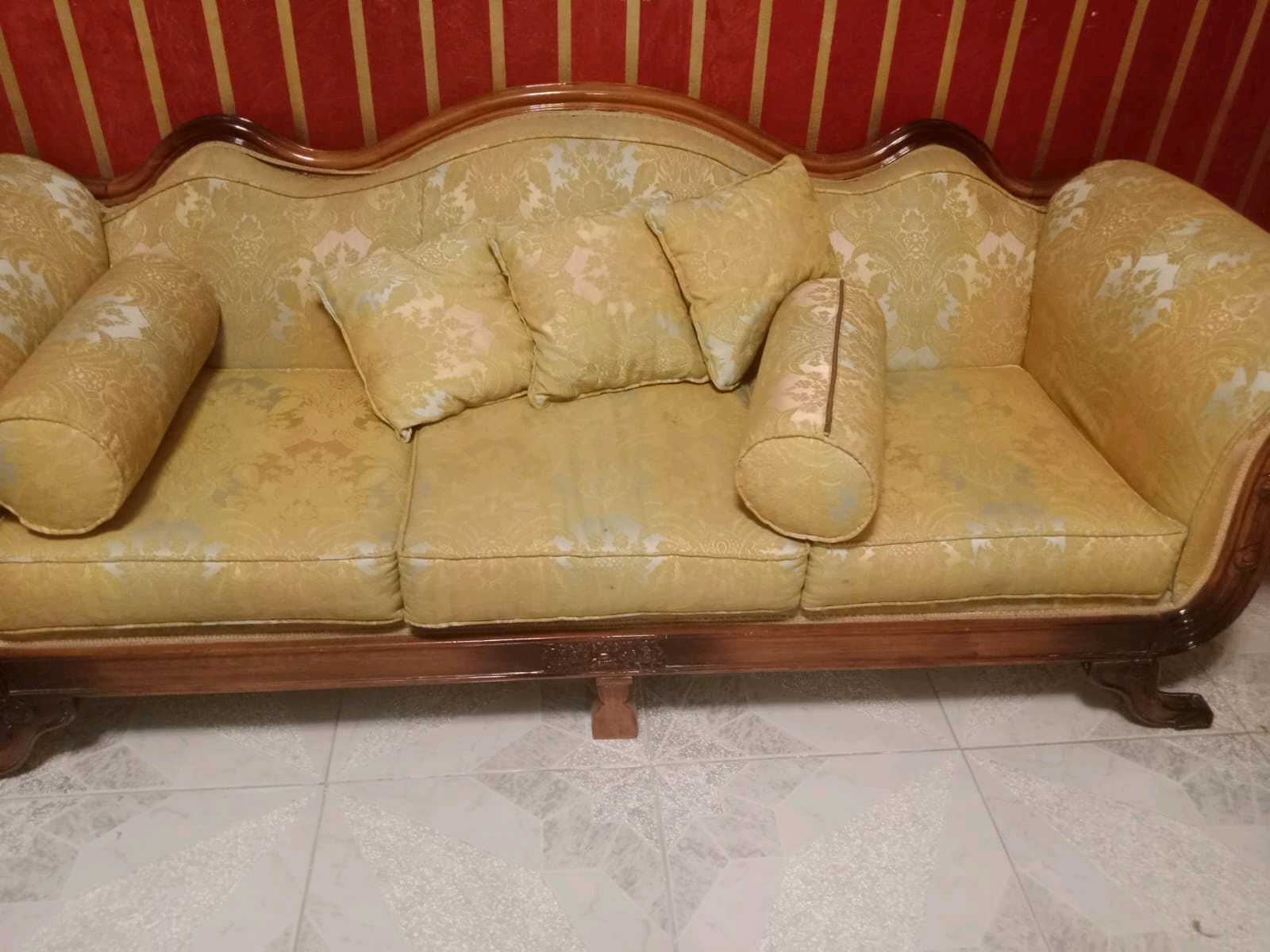 صالون للبيع