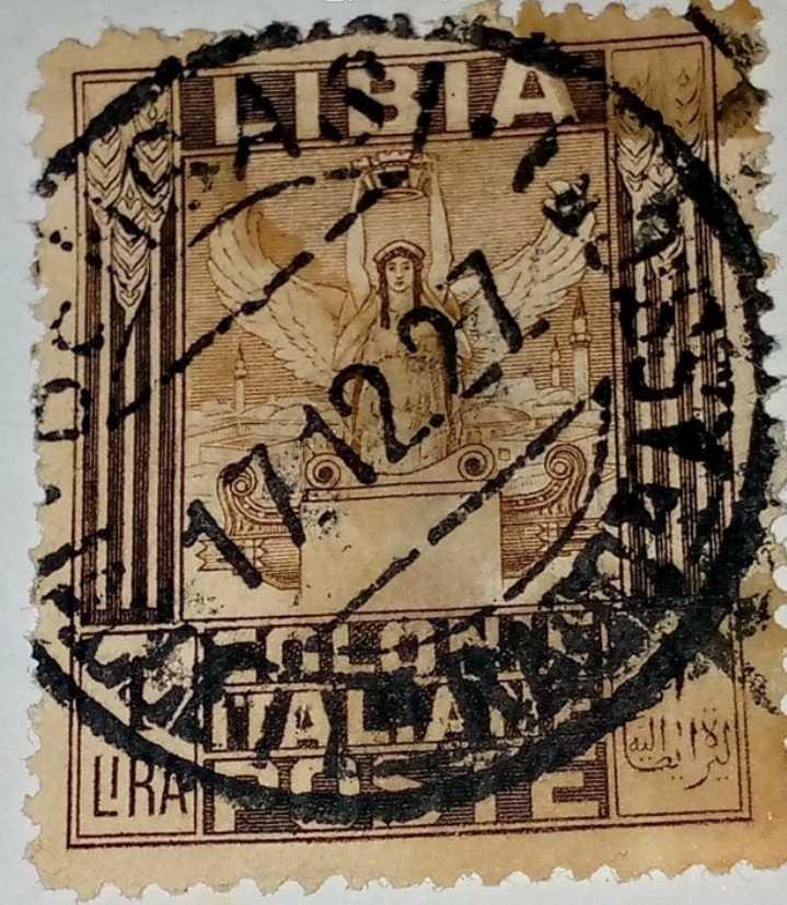 طابع من ايامالاحتلال الإيطالي لليبيا بعد ما خدها من الدولة العثمانية سنة 1912. الطابع ده صدر ما بين 1924 لـ 1930 وكان بيطبع في المطبعة الحكومية الإيطالية وبيستعمل في طرابلس وبنغازي — 1/2
