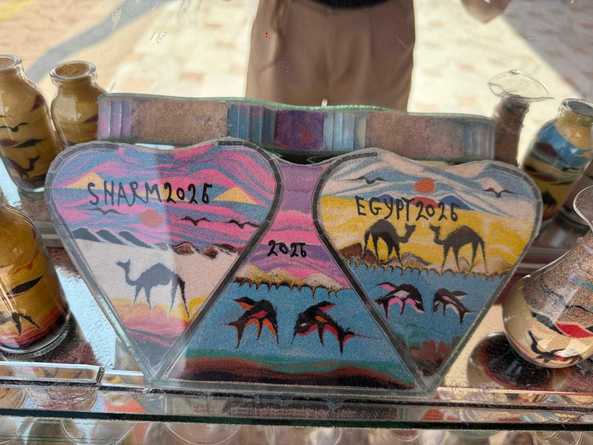 فن الرسم بالرمله الملونة داخل الزجاج  — 1/2