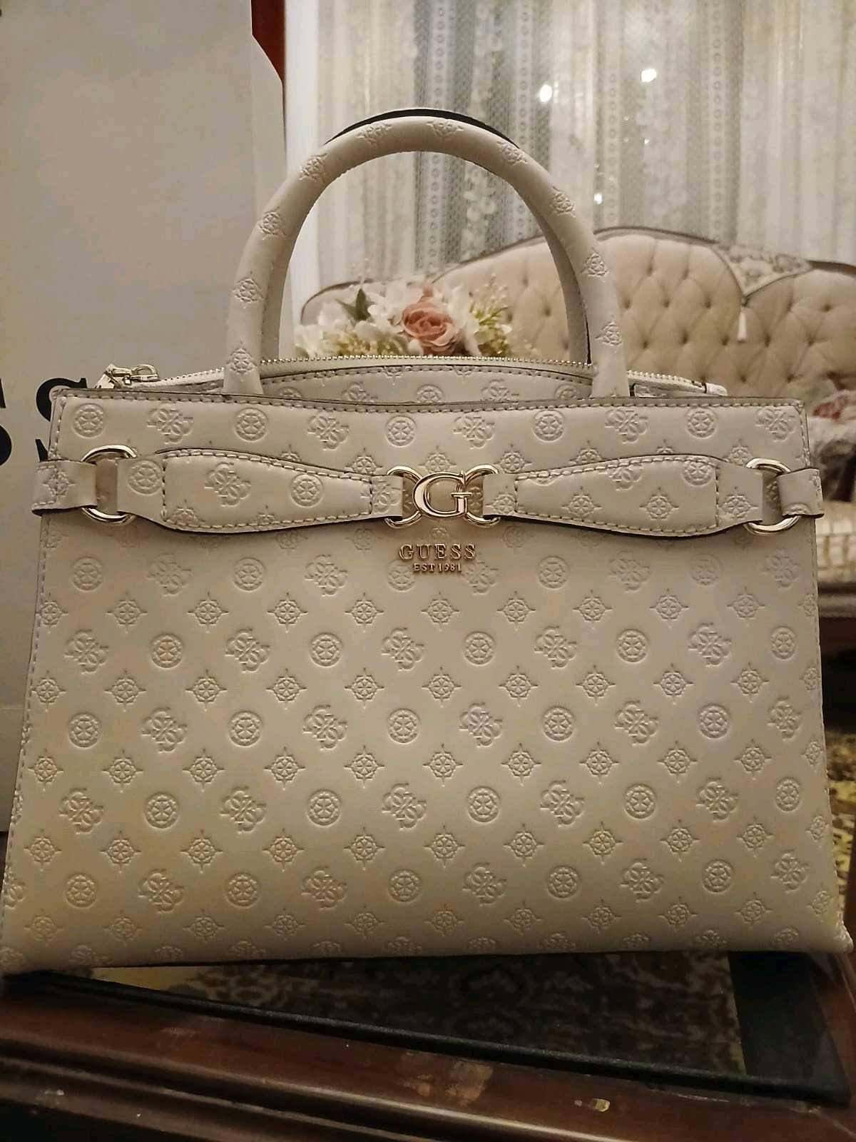 شنطة حريمى ماركة جس Guess