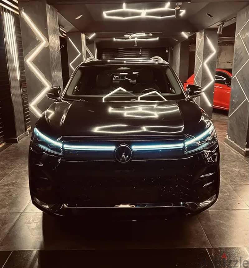 Volkswagen -Tiguan-2024-R Line — 1/8