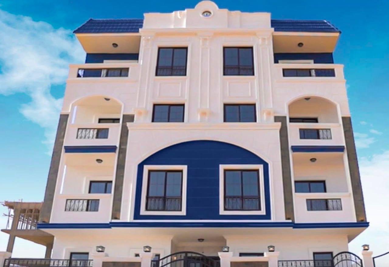 من المالك مباشرة شقة للبيع بالنرجس الجديدة نصف تشطيب إستلام فوري صالحة للسكن أرضي بجاردن علي رامب الجراچ وبمدخل خاص مساحة ١٤٣ متر ٣ غرف ٢ حمام +جاردن ٦٢ متر + مخزن و جراچ حرف E البيع كاش فقط الوسطاء يمتنعون للجادين فقط.للتواصل ٠١١٤٩٠١١٠٠٦