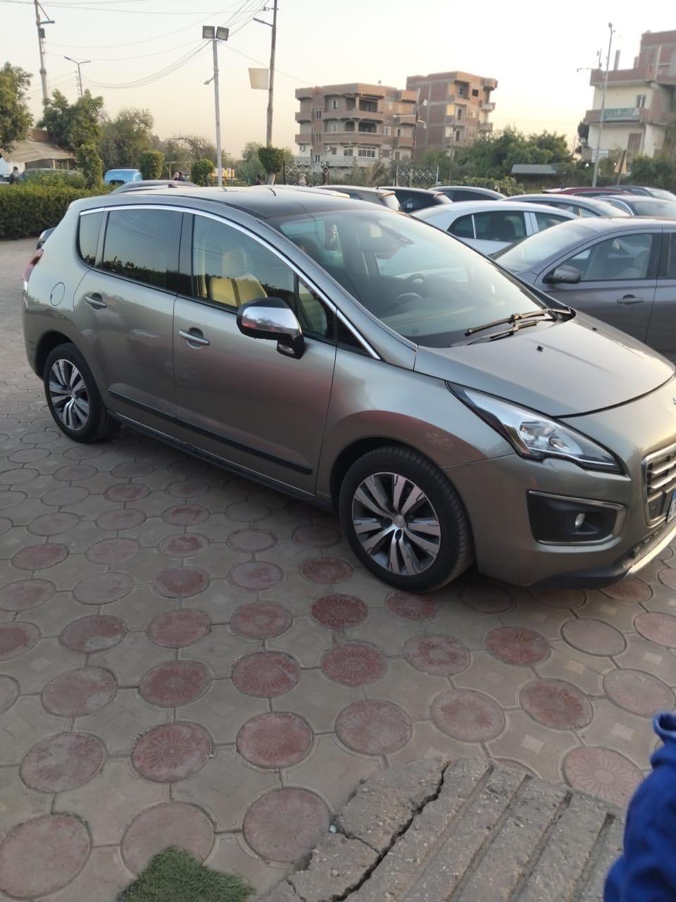 سياره بيجو للبيع ٣٠٠٨ استعمال خفيف فابريكا تمام تماما  — 1/2