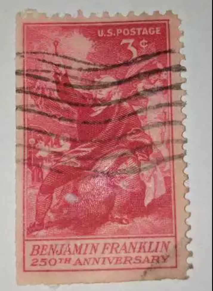 طابع بريدي أمريكي أصلي بقيمة 3 سنتات، تم إصداره عام 1956 احتفالًا بـ الذكرى الـ250 لميلاد بنيامين فرانكلين، أحد الآباء المؤسسين للولايات المتحدة الأمريكية ورمز من رموز العلم والسياسة والطباعة.🔍 مواصفات الطابع:العنوان: Benjamin Franklin – 250th Anniversaryسنة الإصدار: 1956الحالة: مستعمل (Postmarked)اللون: أحمر وردي داكنالفئة: U.S. Postage – 3¢🌟 الندرة والقيمة التاريخية:يُعد هذا الطابع من الطوابع التذكارية المحدودة التي أُصدرت في منتصف القرن العشرين، ويُقدَّر بين هواة جمع الطوابع بسبب رمزيته التاريخية وجمال تصميمه الكلاسيكي.مع مرور ما يقرب من 70 عامًا على صدوره، يزداد هذا الطابع ندرة وقيمة عامًا بعد عام.📦 متوفر الآن لهواة جمع التحف والطوابع، لا تفوت الفرصة لامتلاك قطعة نادرة من تاريخ أمريكا!📩 للتواصل للشراء وتس اب ✨00201029159305