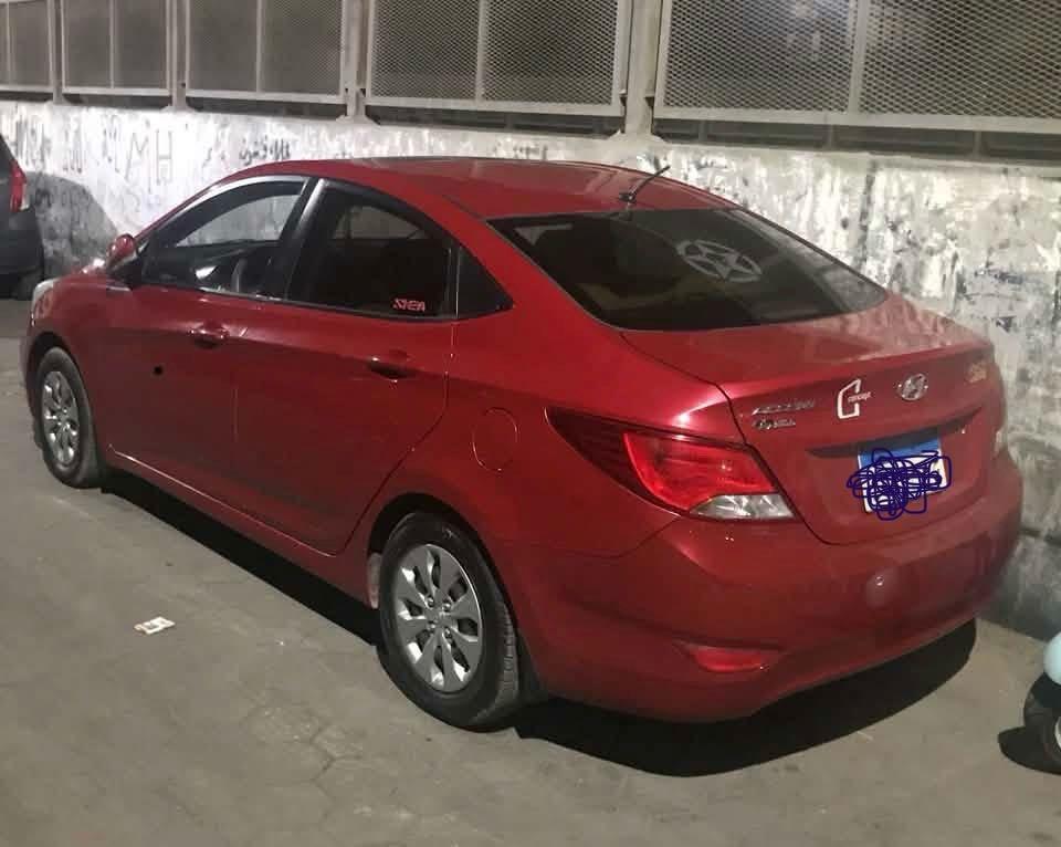 هيونداي اكسنت.  Rb — 1/3