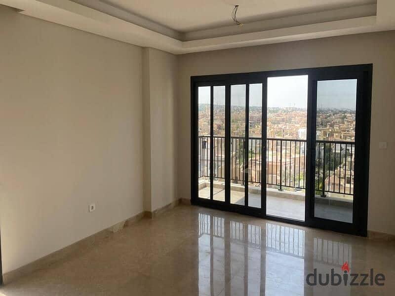 Ground-floor apartment with a garden for sale in Zed Towers, Sheikh Zayed City; ultra-super-lux finishing, including air conditioning. — 1/8