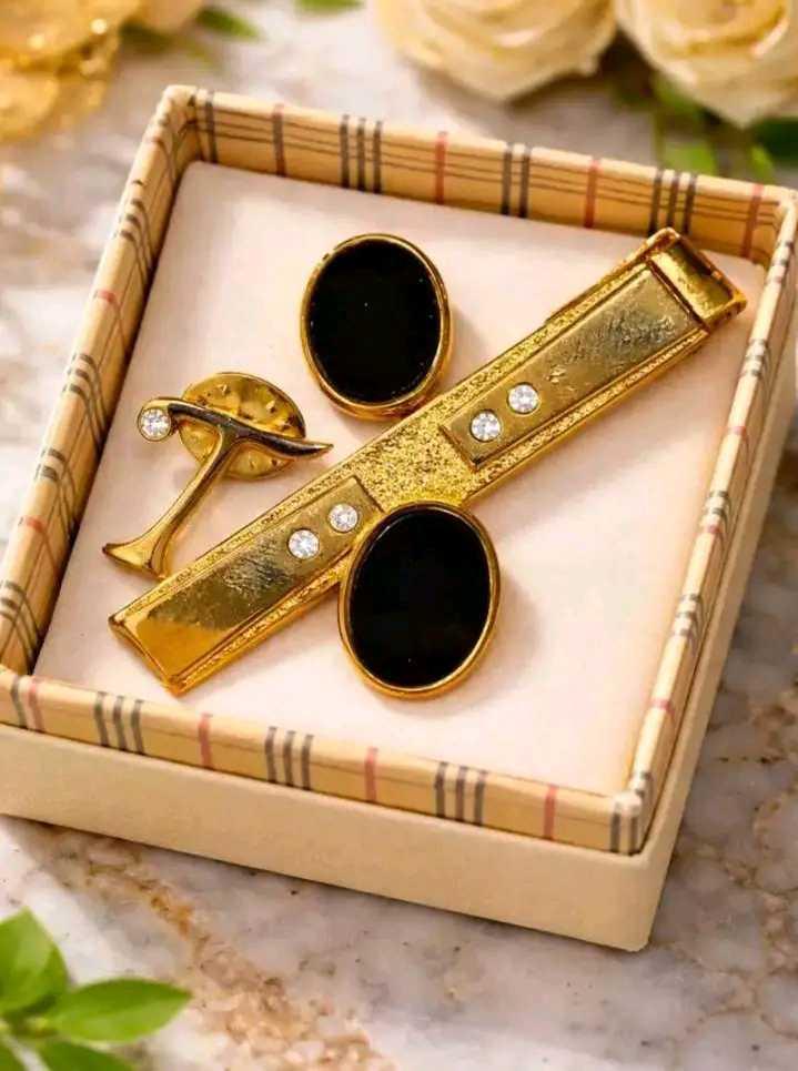 💼 طقم إكسسوارات رجالي فاخر – لمسة أناقة لا تُقاوَم✨ لو بتدور على إضافة راقية تُكمّل شياكتك… الطقم ده معمول مخصوص ليك.مشبك ربطة عنق مطلي بماء الذهب، زراير قميص فخمة، ودبوس جاكيت بتصميم راقٍ يخطف النظر 👔✨⭐ مميزات الطقم:🔸 تصميم كلاسيكي يناسب أي بدلة وأي مناسبة🔸 خامة ممتازة ولمعة ثابتة ما بتروحش🔸 هدية قيمة لأي رجل ذوقه عالي 🎁🔸 مثالي للمناسبات الرسمية، الاجتماعات، السهرات الراقية🔥 خلّي حضورك أشيَك… ولفتتك أقوى… وتأثيرك أعلى!📩 للطلب (واتساب – للجادين فقط):📞 01029159305https://www.mstaml.com/eg/a12b3c