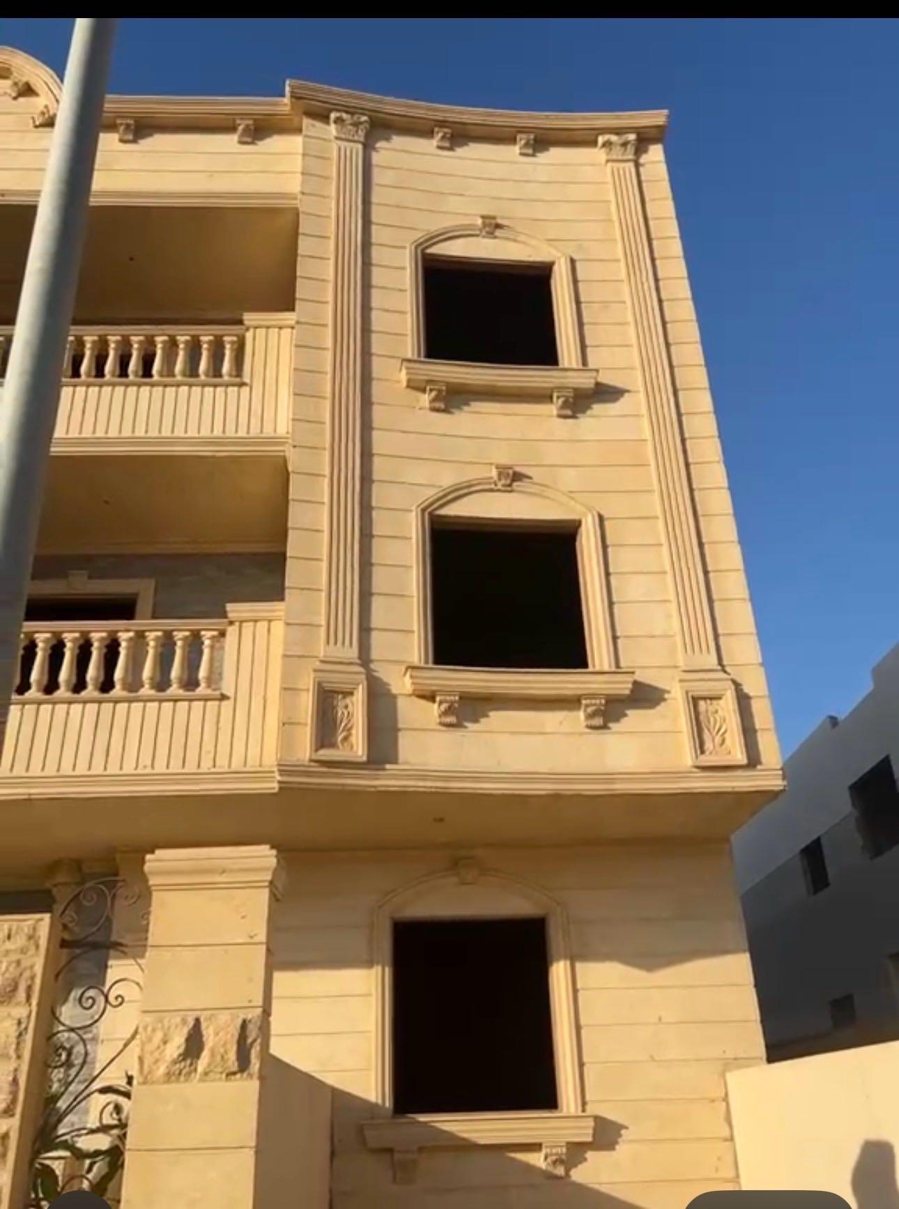 شقة في القرنفل فيلات ٢٣٥ متر من المالك مباشره