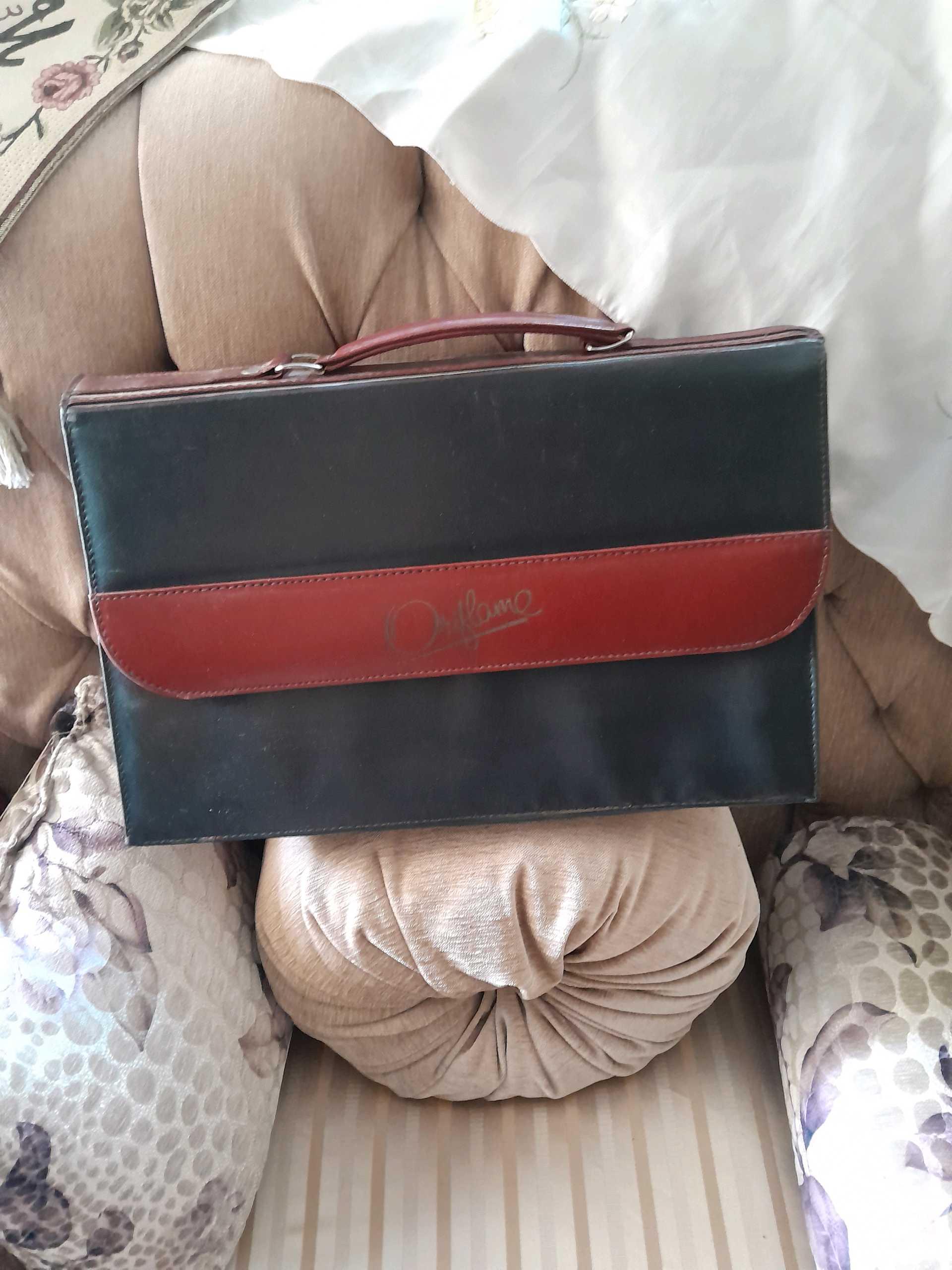 شنطة جلد طبيعى اسود بخط بنى  — 1/2