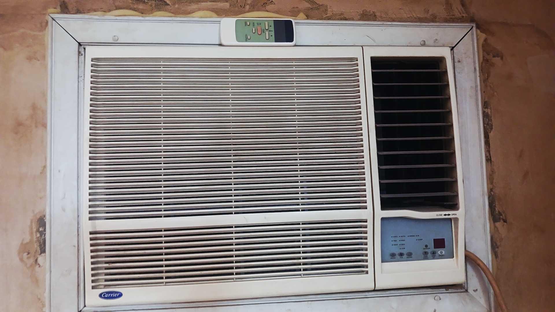 تكييف ٢.٢٥ حصان بارد ساخن شباك كاريير شحنة المصنع والريموت الاصلى — 1/2